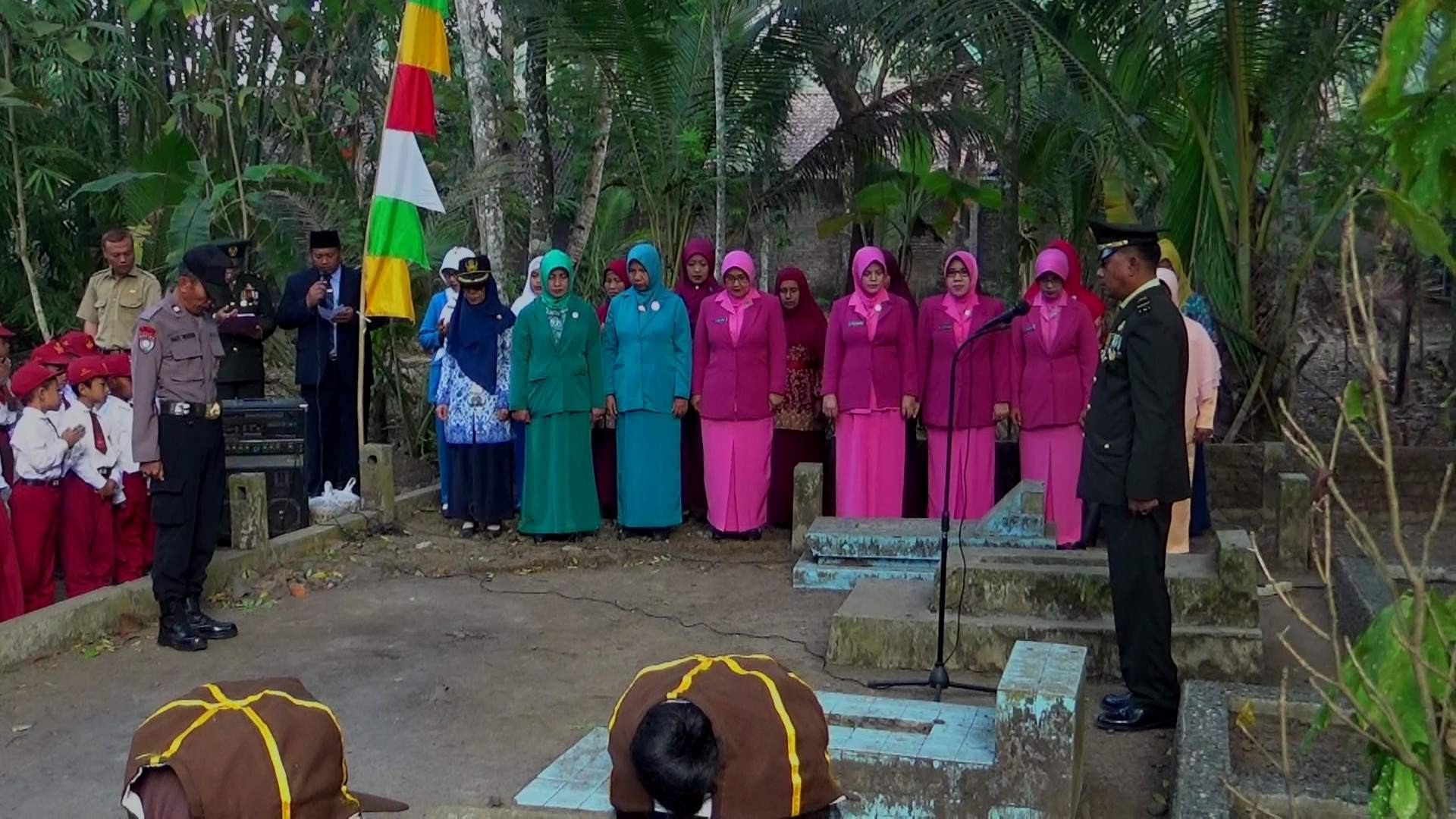 Upacara Tabur Bunga di Makam Pahlawan Desa Kumpulrejo