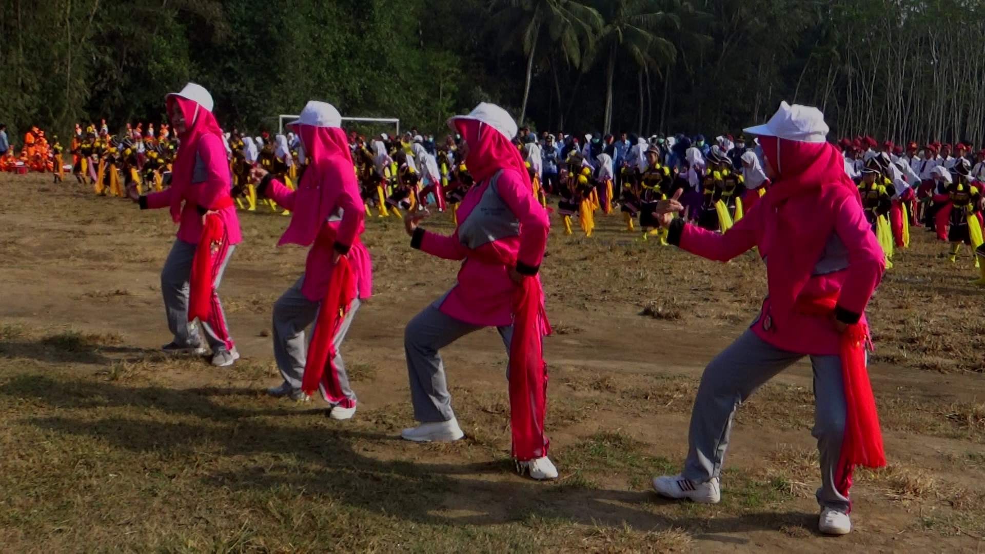 Gelaran Tari Dolalak Massal di Alun-alun Desa Ketawangrejo