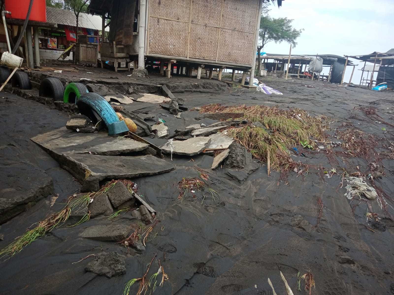 OMBAK BESAR DI PANTAI JETIS DAN PANTAI KETAWANG 