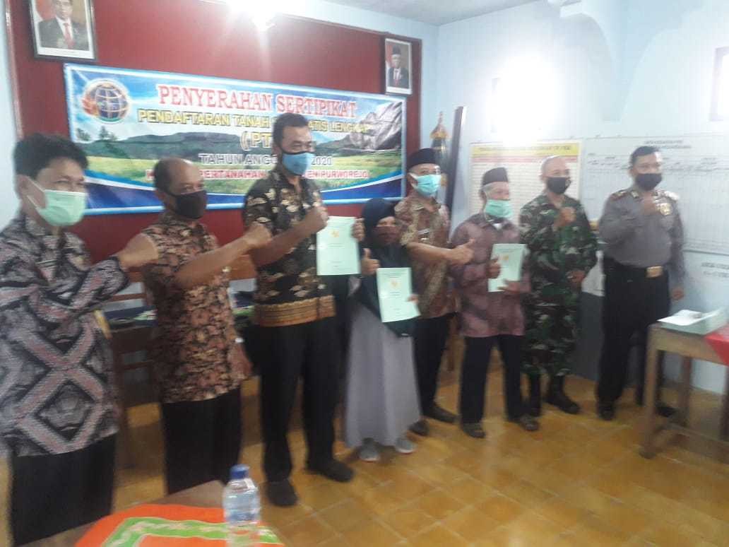 PEMBAGIAN SERTIFIKAT TANAH PTSL