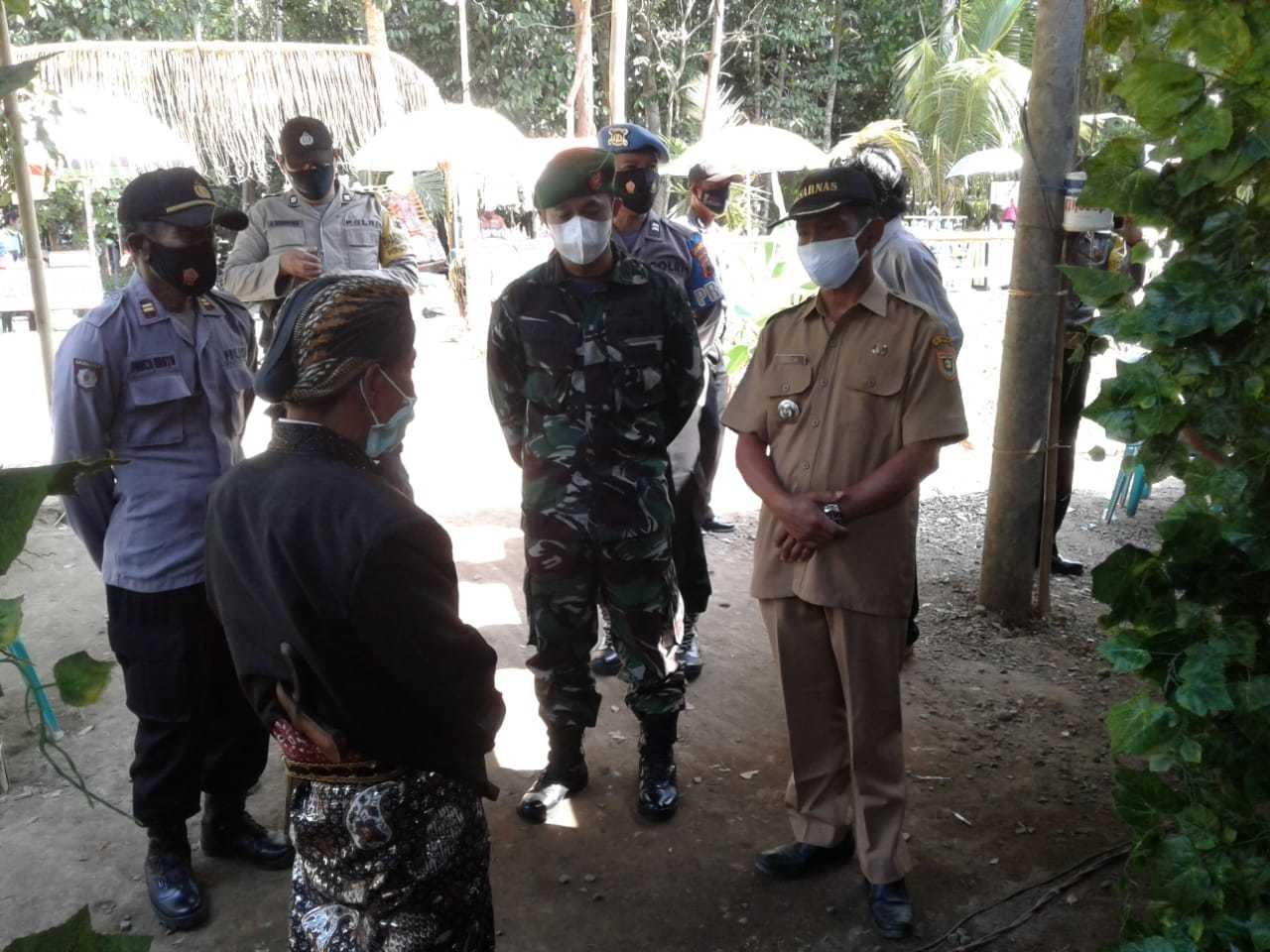 MONITORING KEPATUHAN PPKM DARURAT DI LOKASI HAJATAN DESA SUMBERAGUNG 