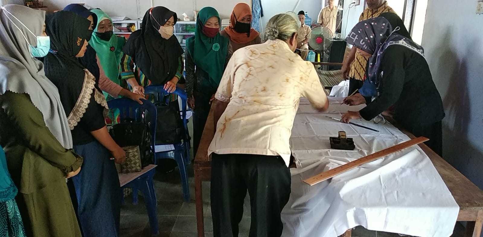 PELATIHAN BATIK CAP DI DESA TEGALREJO