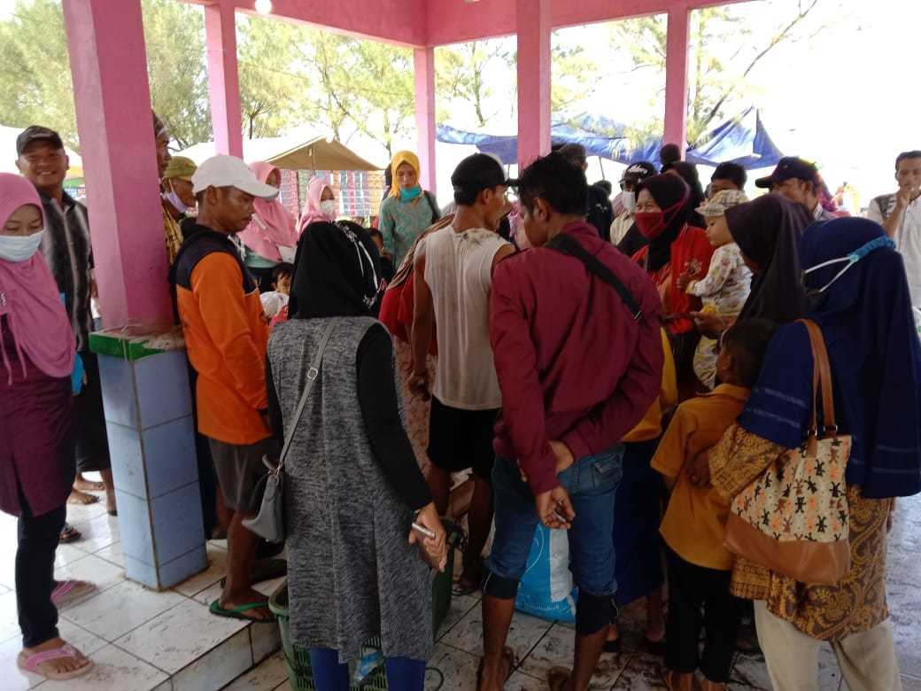 PEMBUBARAN KERUMUNAN PENGUJUNG PANTAI