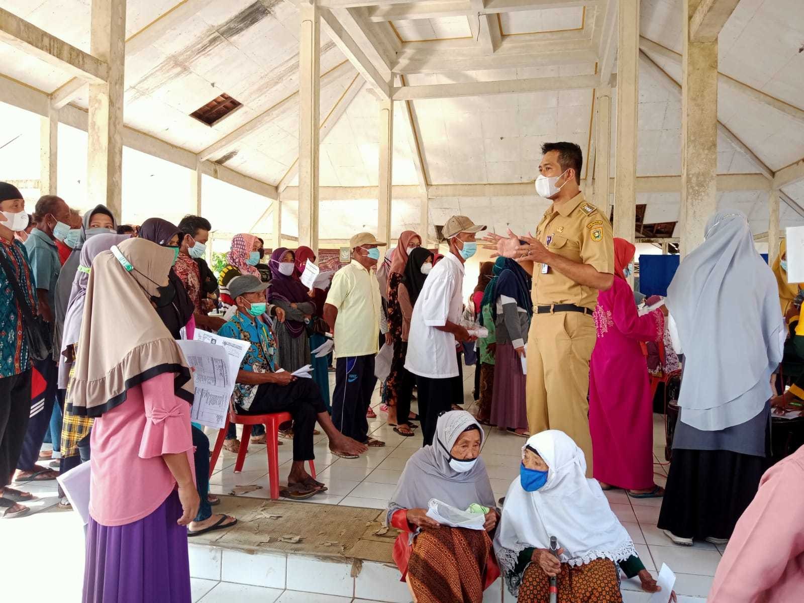 PENYALURAN BANSOS SEMBAKO DAN MINYAK GORENG DARI KEMENSOS