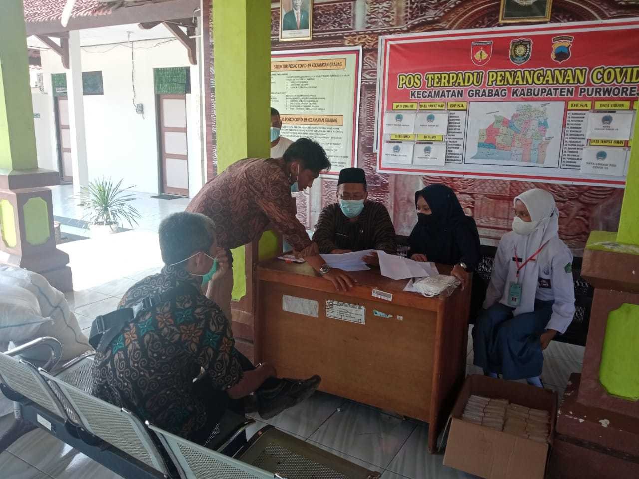 PEMBERIAN BANTUAN SEMBAKO DARI KELUARGA KETURUNAN TIONG HOA DI WILAYAH KECAMATAN GRABAG 