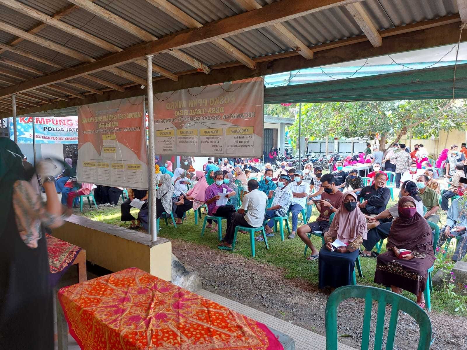 VAKSINASI MASAL OLEH POLRES PURWOREJO DI TEGALREJO 