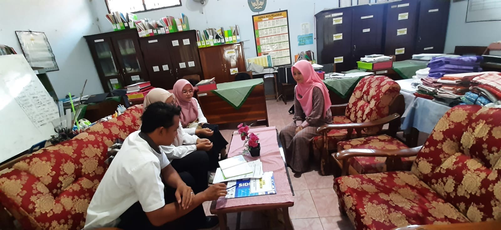 Koordinasi dengan operator dapodik Kecamatan terkait masalah bantuan PIP, Ibu Rina di SD Negeri Ketawangrejo