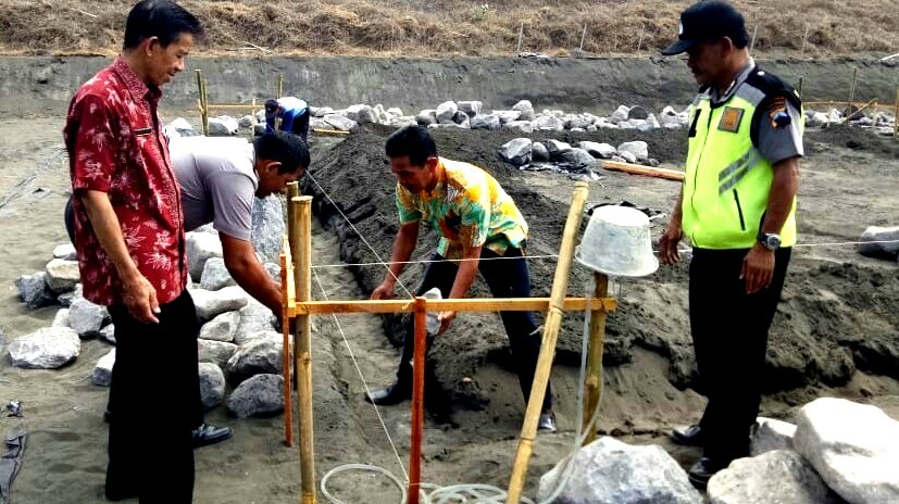 Camat Grabag Lakukan Peletakan Batu Pertama Pembangunan Pendopo Keserasian Sosial di Obyek Wisata Pantai Jetis Desa Patutrejo