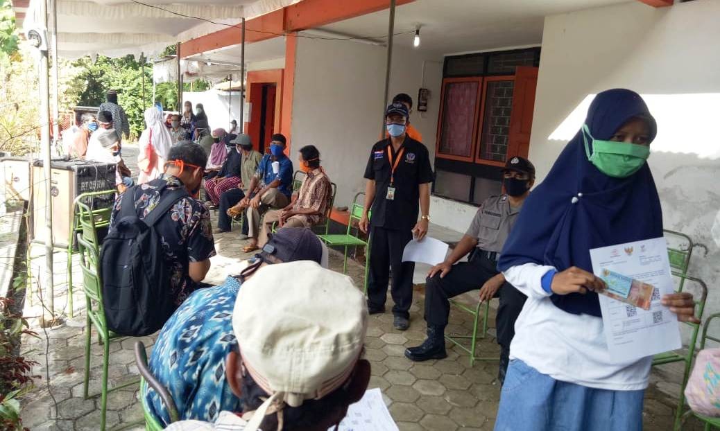 Penyaluran BST Hari ke-2 di Kantor Pos Grabag Lancar