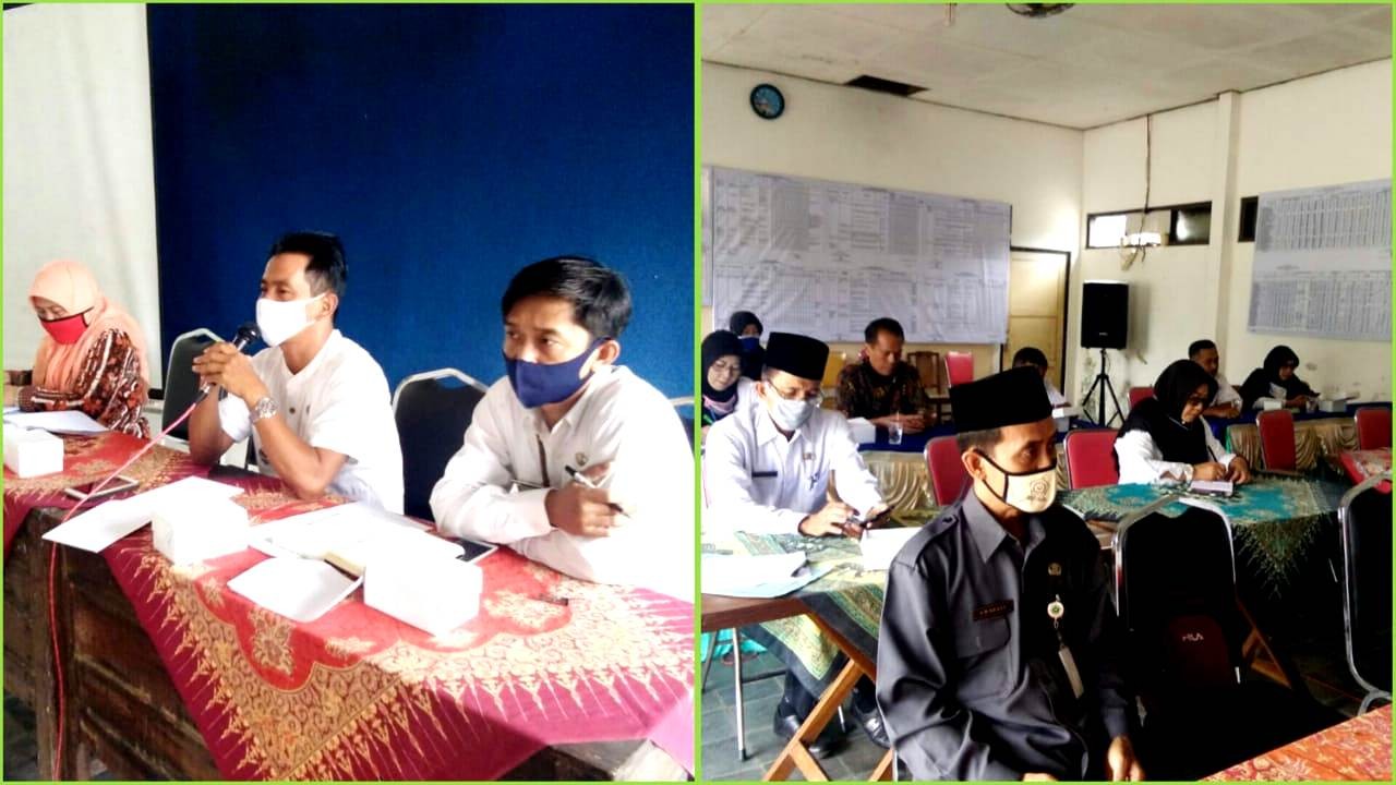 Camat Berikan Sambutan Pada Rapat Panitia HUT RI