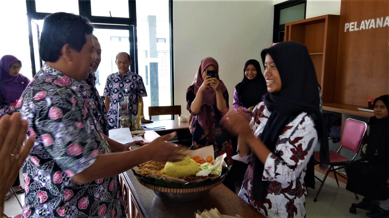 Para ASN Kantor Kecamatan Grabag Ikut Rayakan Ulang Tahun Siswa Prakerin 