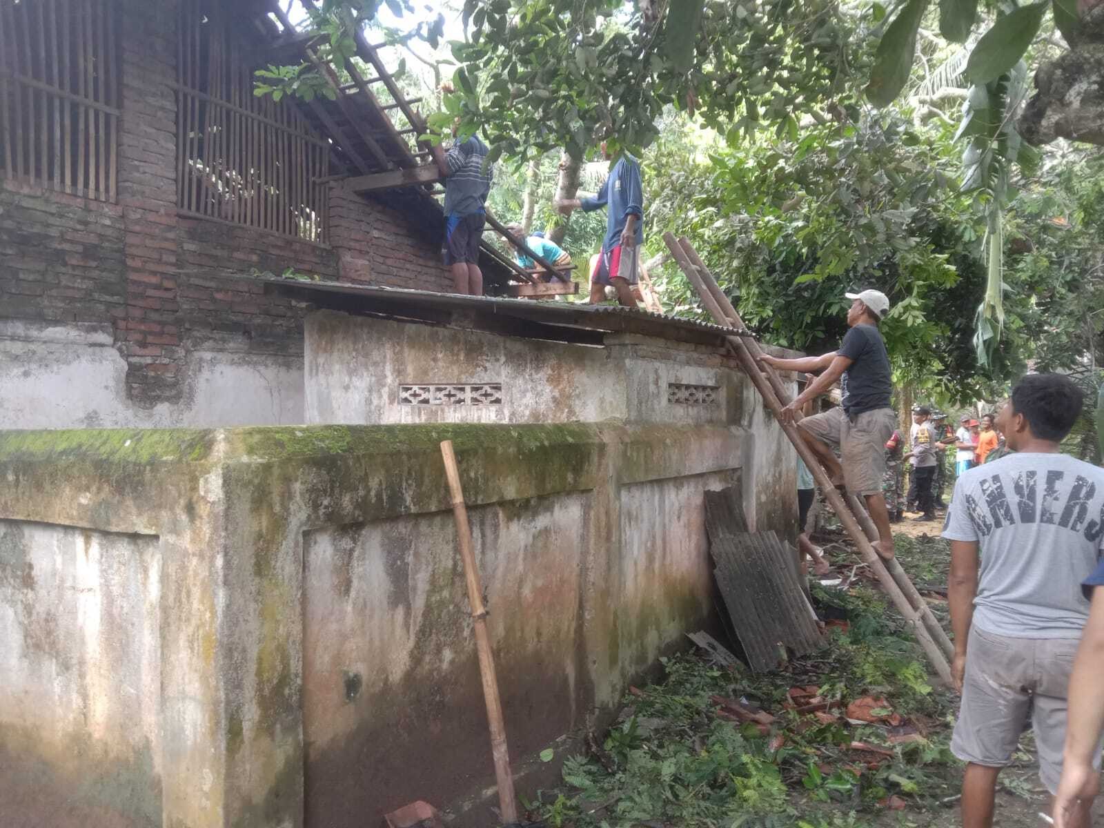 EVAKUASI RUMAH TERTIMPA POHON