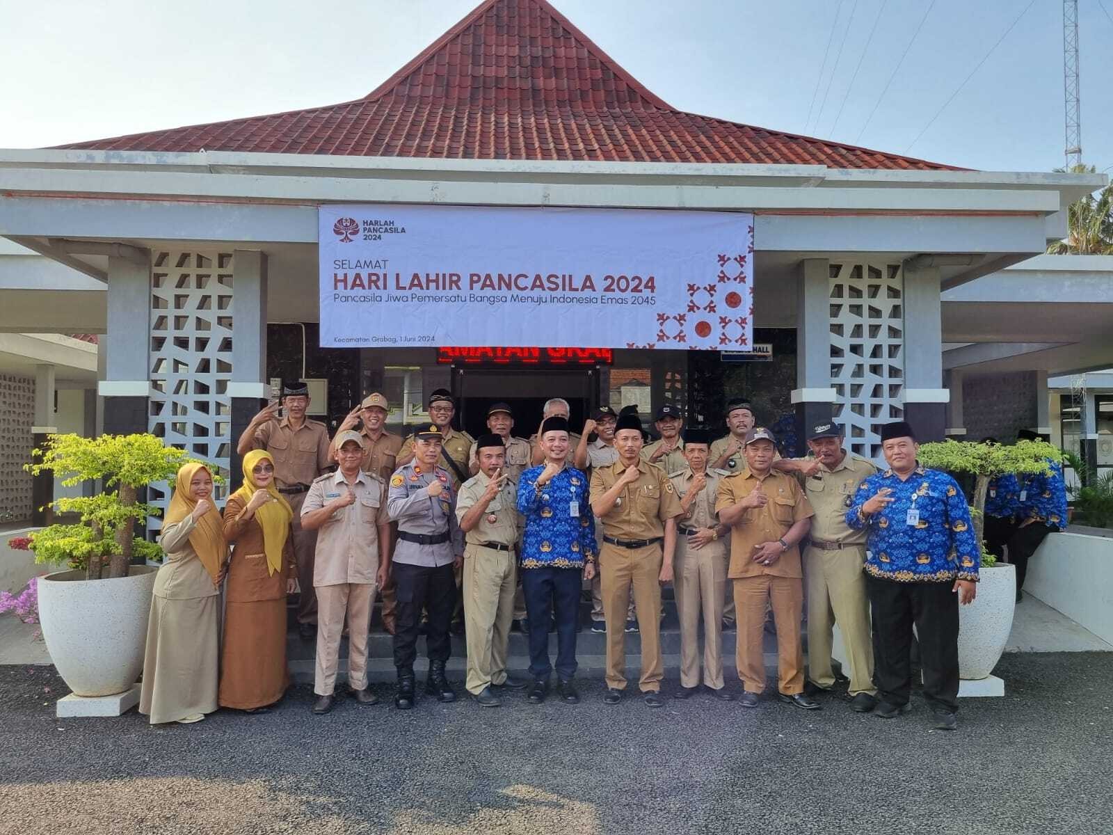 FOTO BERSAMA SETELAH UPACARA HARI LAHIRNYA PANCASILA