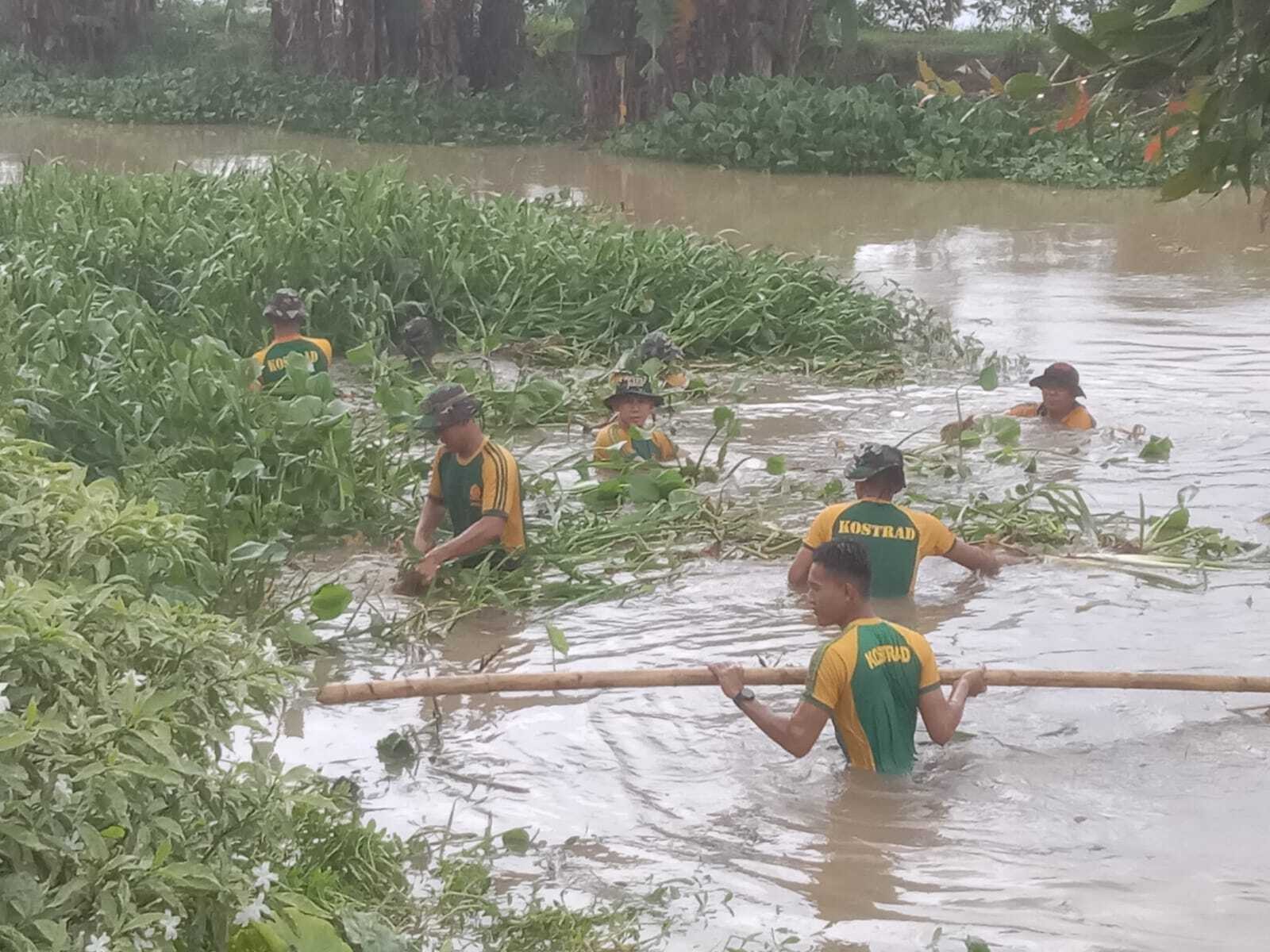 Pembersihan sungai kolektor dalam rangka Peringatan Hari Juang Kartika ke-79 tahun 2024 di sepanjang sungai kolektor.