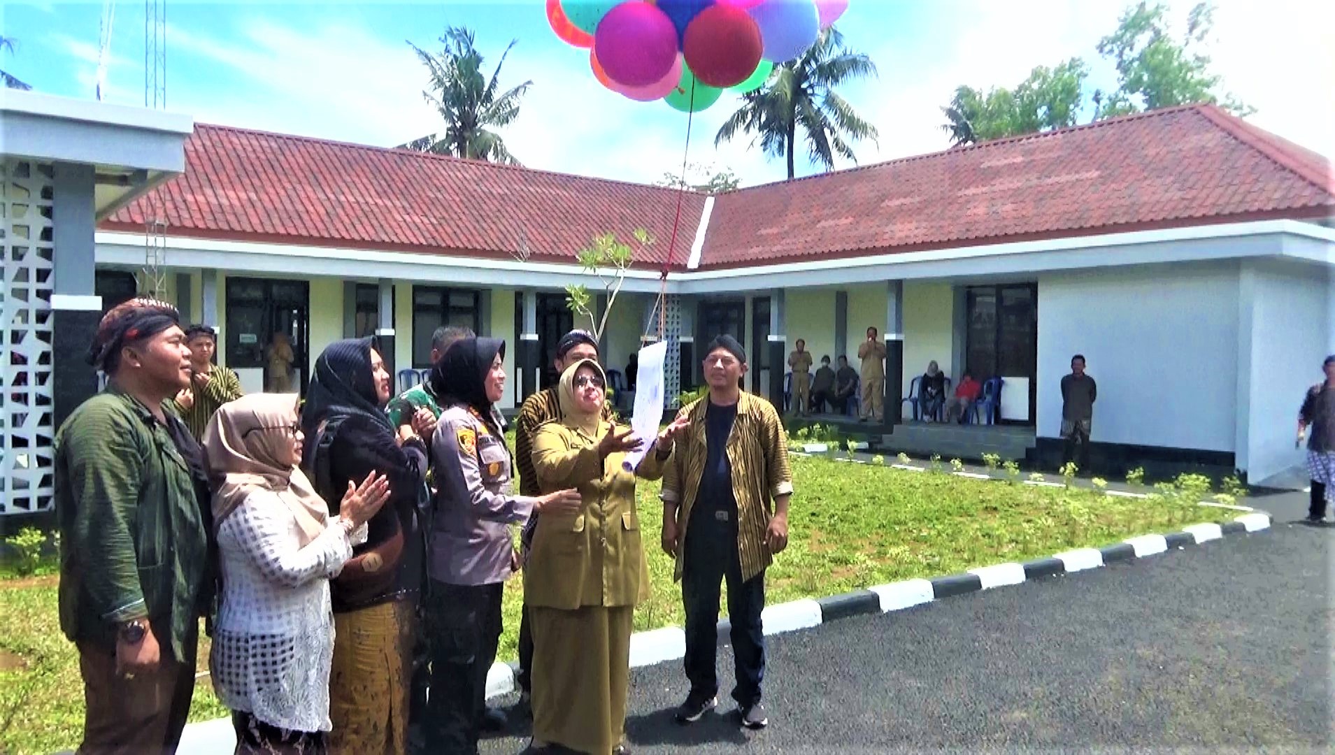 Wakil Bupati Purworejo Lepas Balon dan Gunting Pita Tandai Awal Tempati Gedung Baru Kantor Kecamatan Grabag