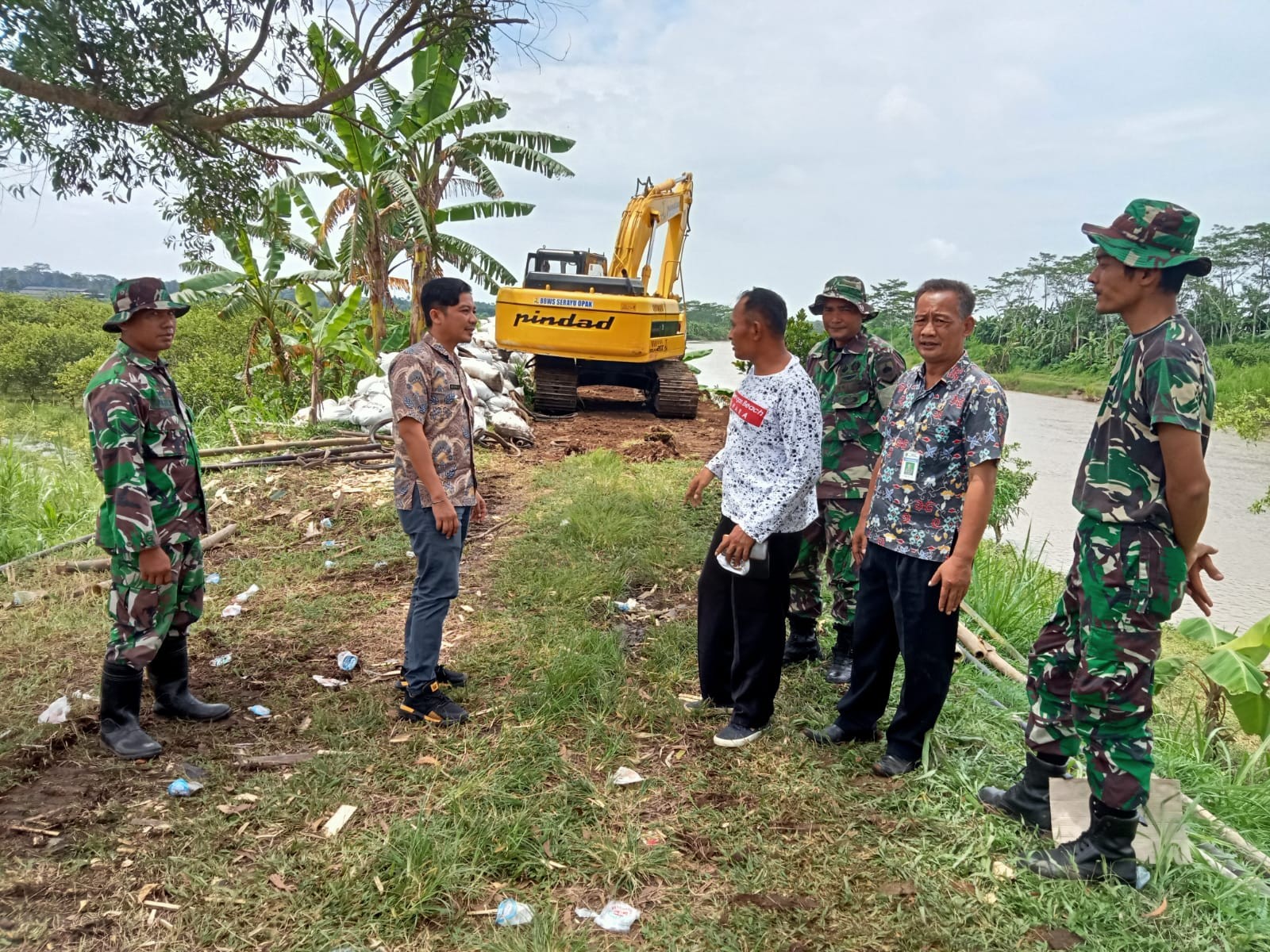 Camat Pantau Langsung Perbaikan Tanggul Sungai yang Hampir Jebol di Nambangan